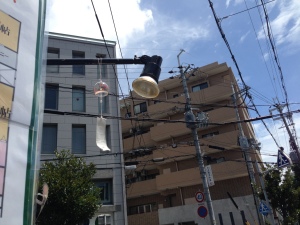 物件展示パネルの横に風鈴